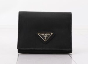 PRADA(プラダ)ナイロン ロゴプレート ブラック 三つ折り財布のご紹介